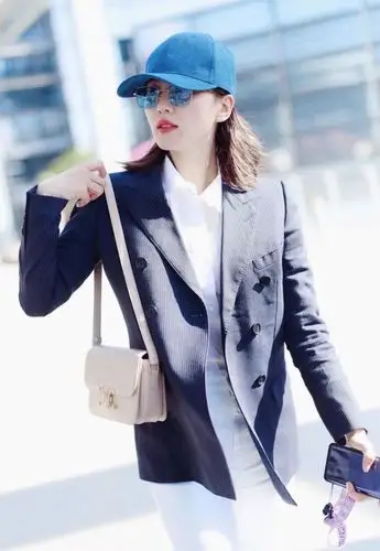 刘诗诗戚薇刘雯佟丽娅杨丞琳这么多人钟爱triomphe手袋的原因也很简单