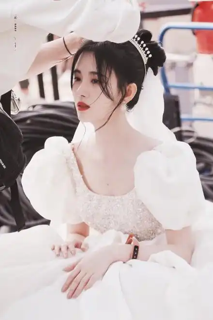 小仙女鞠婧祎穿纯白婚纱气质温柔美如画