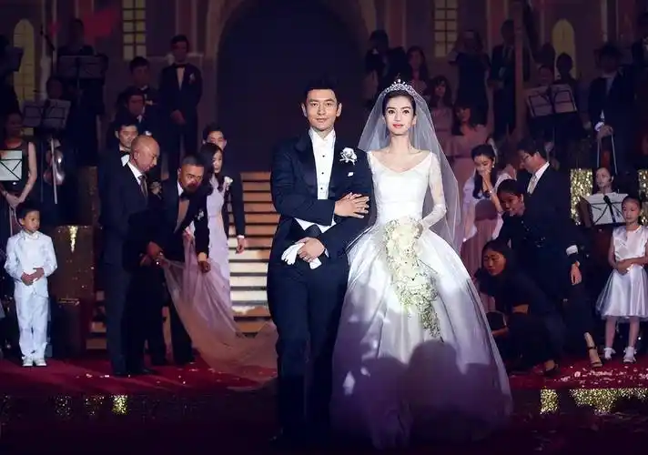 黄晓明和杨颖结婚照不如意的事业,想必也离不开他的婚姻.