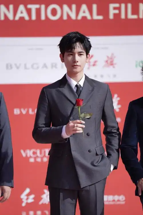 胡先煦拿玫瑰花走红毯