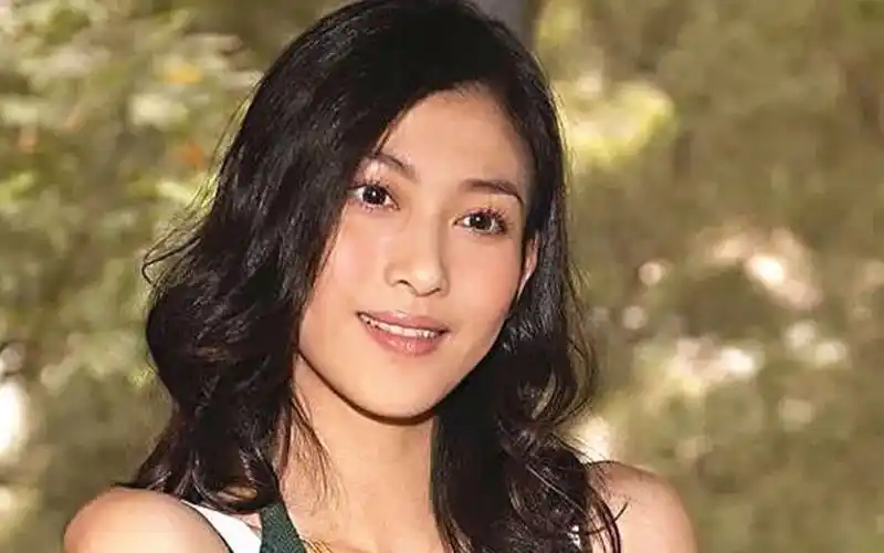 李彩桦被曝恋上小16岁肌肉男,本人亲自回应,还原事情真相