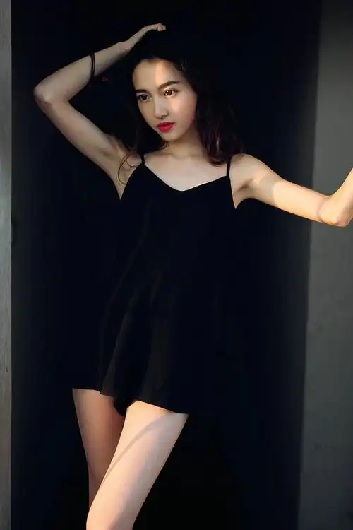 清纯阳光背心吊带裙美眉张雪儿楼顶清新甜美写真