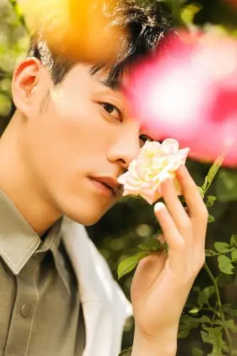 李程彬大片解锁初秋浪漫花与绅士相得益彰