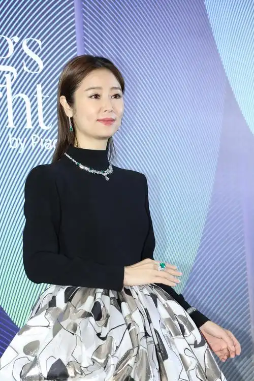 林心如穿复古裙亮相 戴超两千万珠宝成人间富贵花