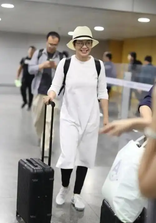 蒋雯丽难逃中年发福穿齐膝长衫配打底裤不惧素颜拍照够真实