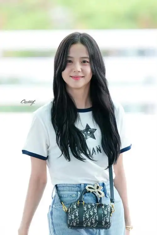 kimjisoo超话|#金智秀kpop女一#宝宝嫩嫩的眼睛也亮亮的