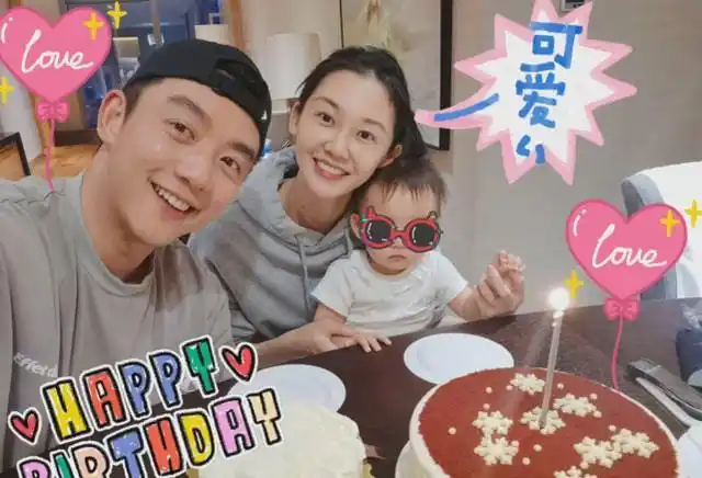 郑恺拍戏带娃两不误1岁女儿罕见现身片场保姆时刻在旁照顾