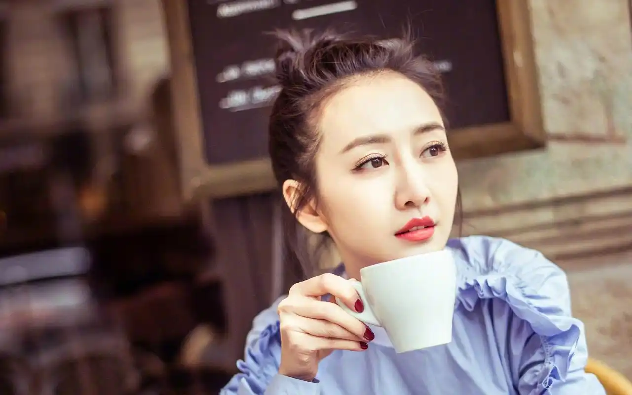 王鸥丸子头春日街头清新街拍图片壁纸高清大图预览1920x1200_大陆明星