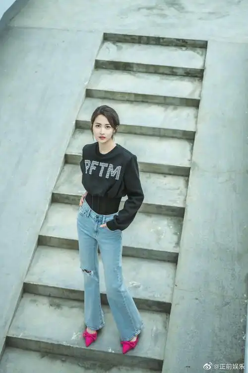 陈钰琪束腰卫衣随拍##陈钰琪天台随拍