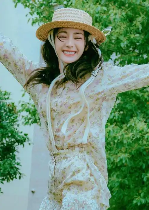 迪丽热巴2023生日写真曝光莫奈花园中的清新美少女令人心动