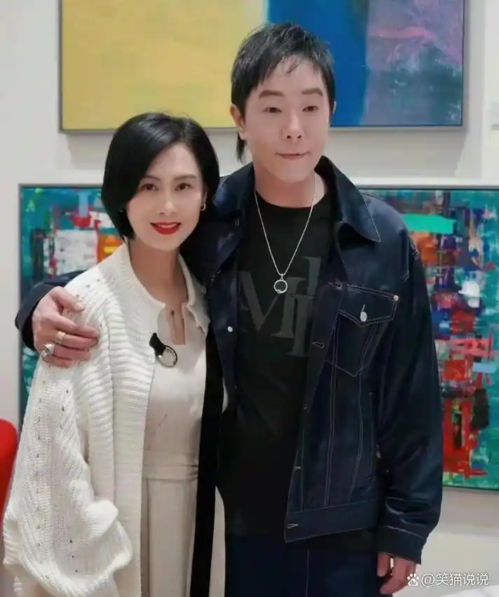 黄贯中开展首个画展,在展厅内庆贺60岁生日,与朱茵搂抱好甜蜜