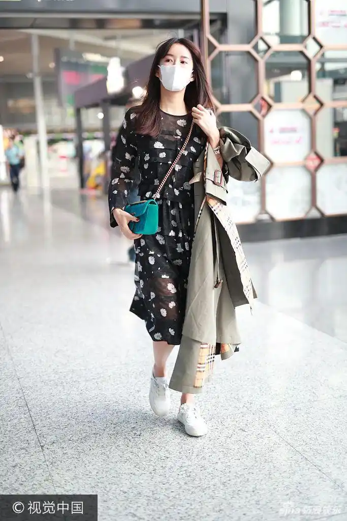 组图:辣妈张子萱穿碎花裙现身机场 口罩遮面眉头紧锁