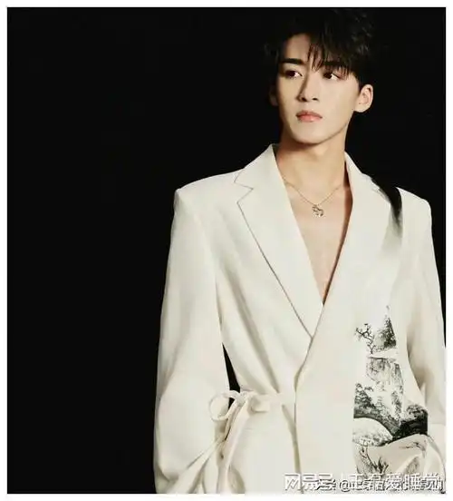 何洛洛什么神仙颜值啊,阳光帅气迷人十足,微微一笑很倾城!