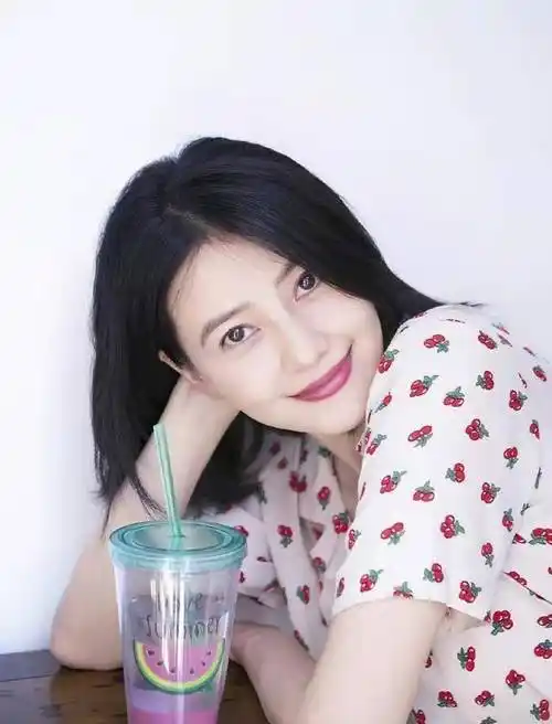 原创原创40岁高圆圆终于换风格穿樱桃衬衫配浅色牛仔走日系风美回20岁