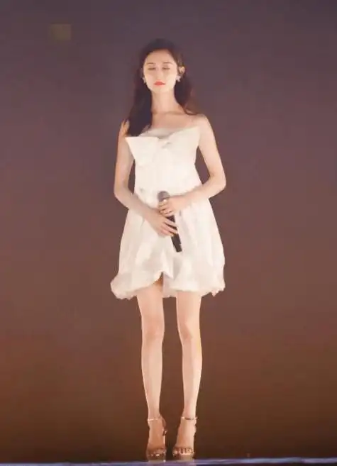 陈钰琪的腿究竟有多白?自带丝袜特效,甘蔗腿抢镜无敌!