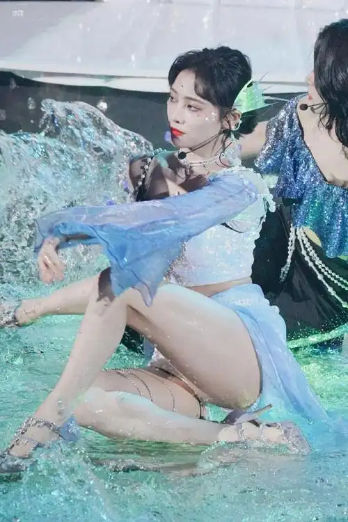 饭拍镜头下的许佳琪,撩人的"人鱼公主"太可了!