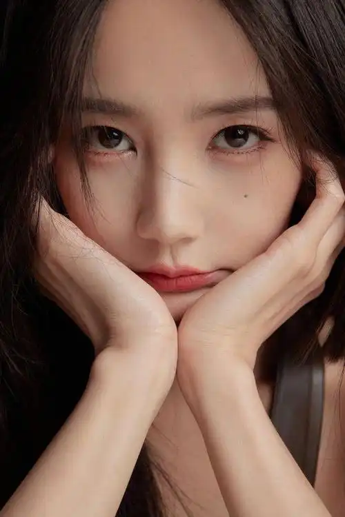 李一桐穿皮质吊带纯欲性感清冷气质电影感十足