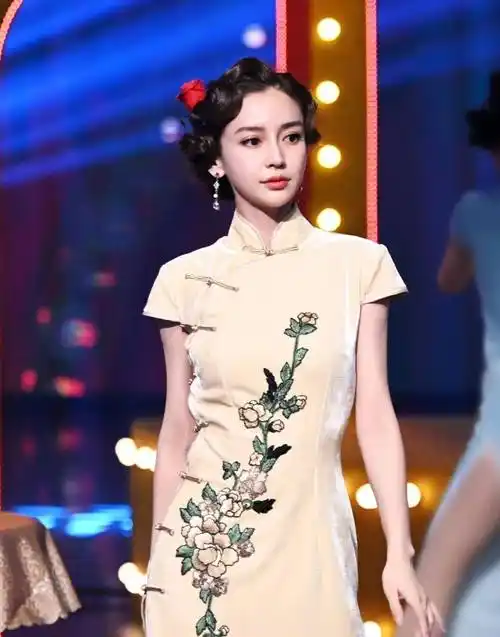 杨颖演技被网友诟病,但颜值身材很值得称赞,毕竟是美模出道_气质_旗袍