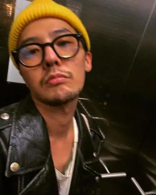 权志龙自拍胡渣痞帅,一家三口眼镜引猜想,女友粉变妈粉在线催婚