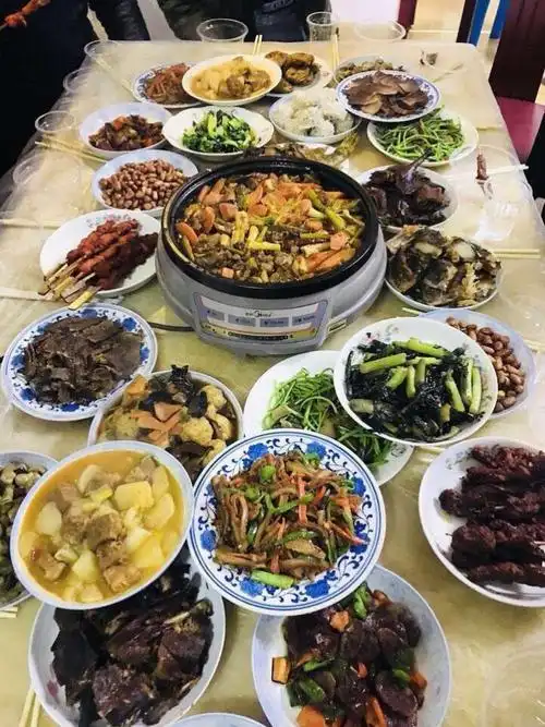 大年三十外公外婆准备了一桌好菜等待我们回家过年