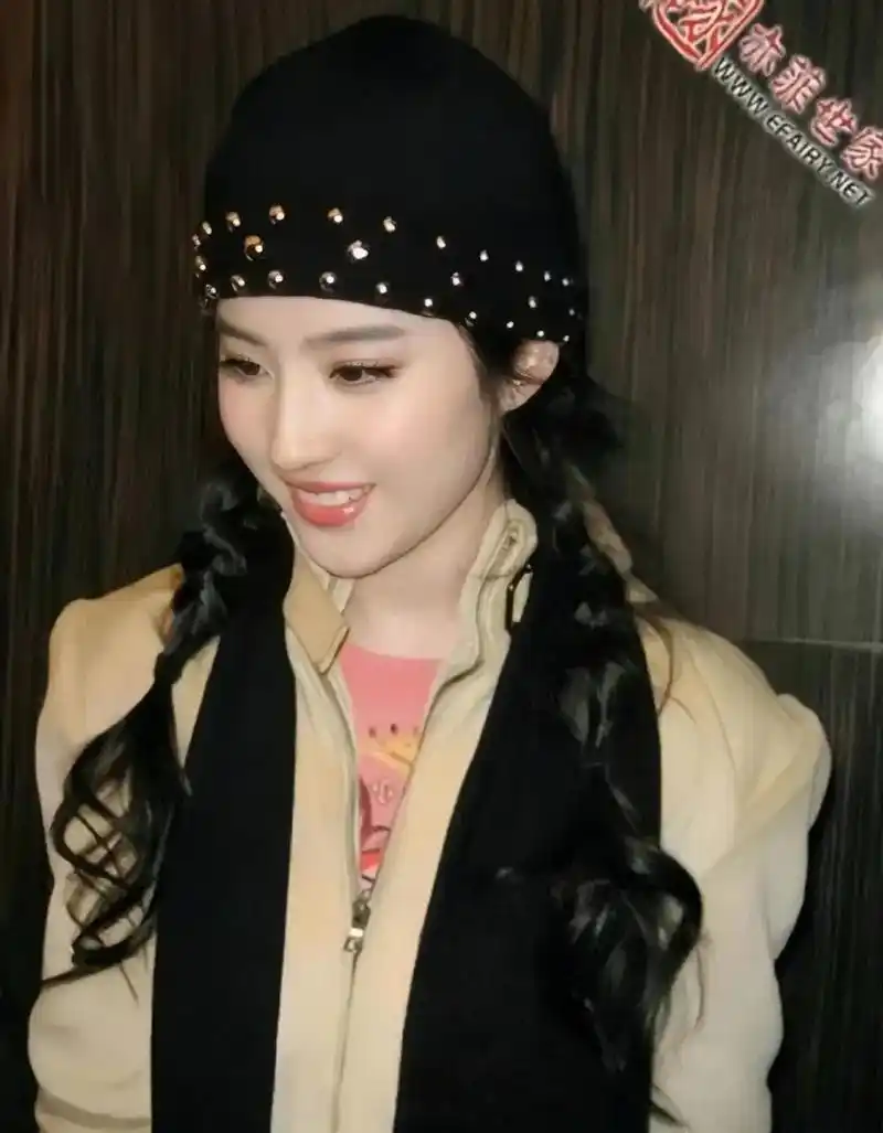 刘亦菲早期麻花辫带帽子旧图,感觉现在穿搭现在也很流行