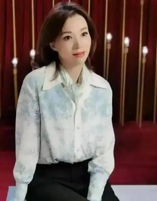 董卿这是经历了什么?脸部蜡黄仪态佝偻,"男人头"造型更是认不出了