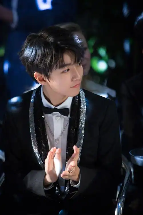 王俊凯黑色礼服优雅帅气写真图片34