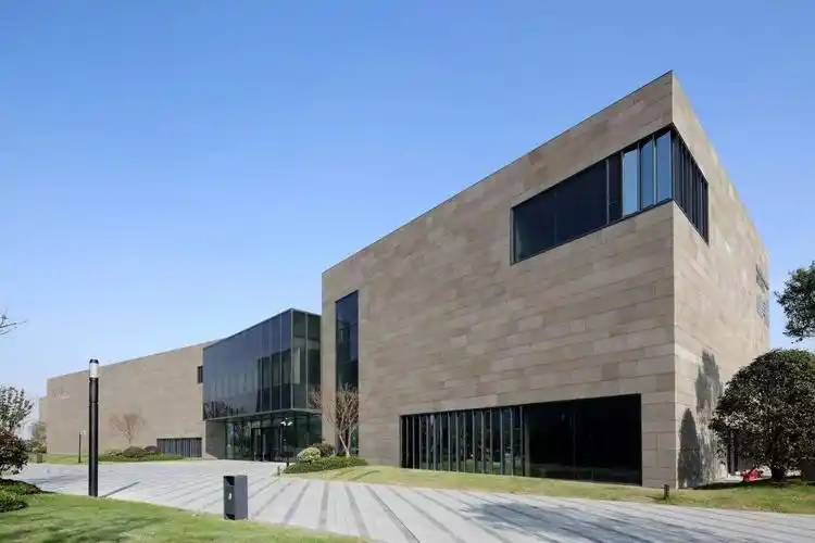 上海宝龙美术馆占地面积23000平方米,拥有500至1100平方米的大小展厅