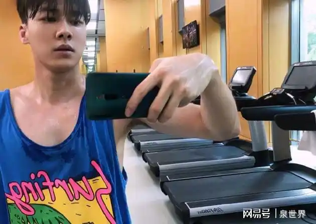 不过李易峰这么好的身材也非天生,之前他也曾胖过一段时间,体重还一度