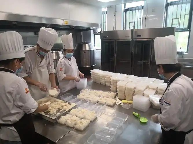 学校承接台风"烟花"撤离安置任务,全力做好服务保障工作