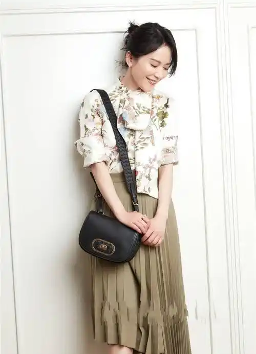 49岁俞飞鸿的"减龄穿搭"真美,时尚优雅两不误,尽显成熟魅力_衬衫_气质