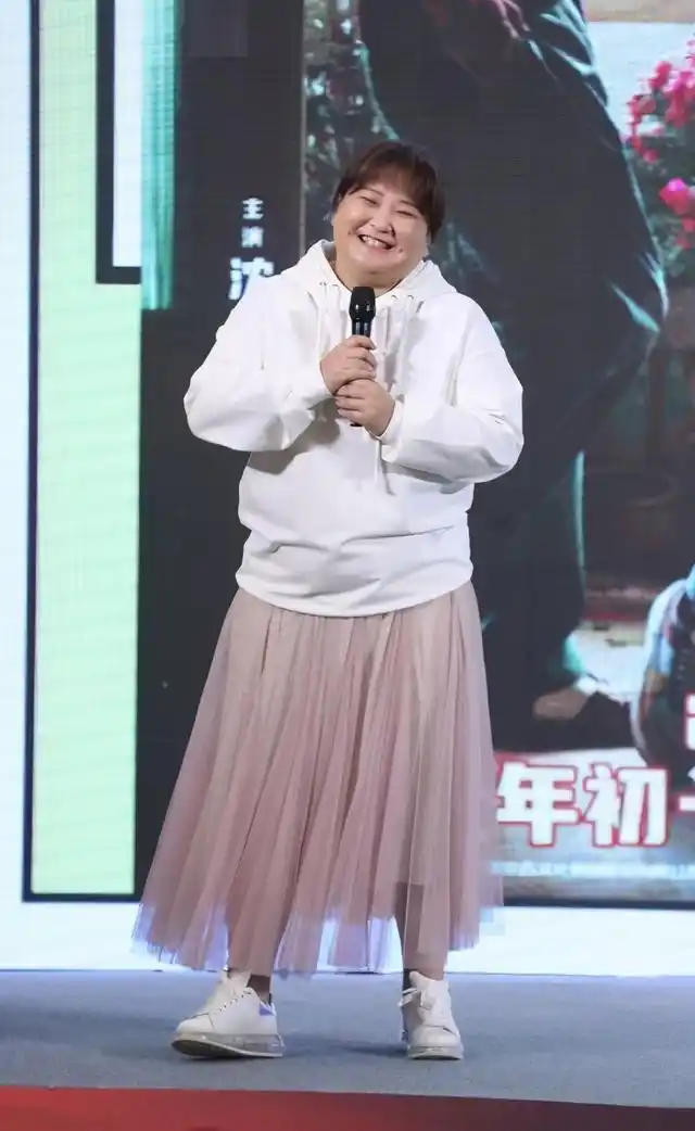 贾玲携新片亮相,薄纱裙配卫衣肚子太圆了,画报动作妖娆沈腾扮帅|贾玲|