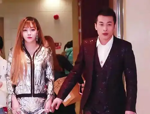 辛巴自曝和老婆冷战十天,因女徒弟和初瑞雪连麦吵架,曾当众踢她