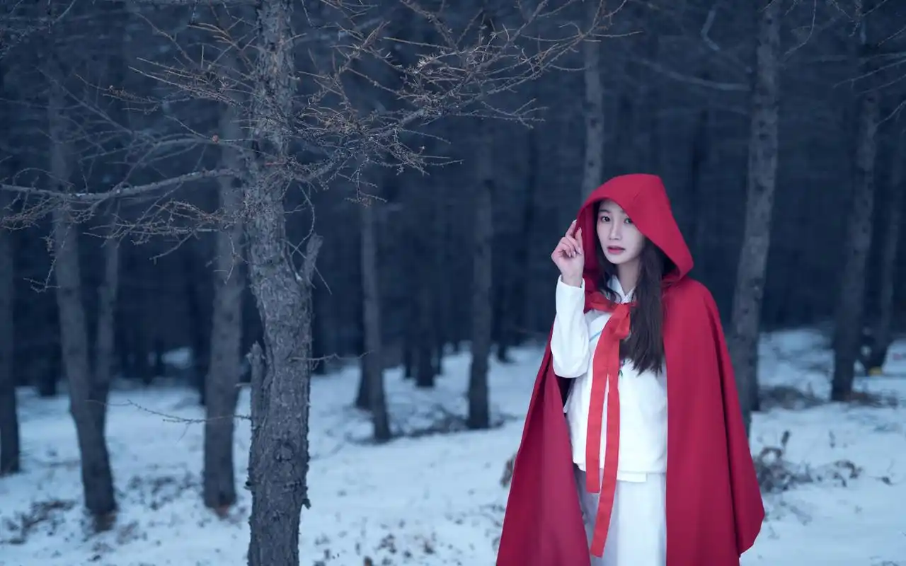 冬日红衣美女唯美高清桌面壁纸-美女壁纸-手机壁纸下载-美桌网