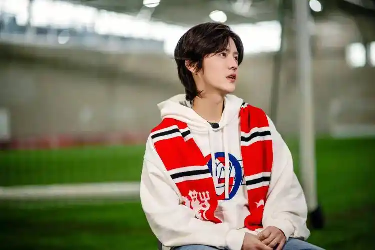 原创鹿晗愈发女相脸部浮肿姨化像是没有牙被嘲已配不上关晓彤