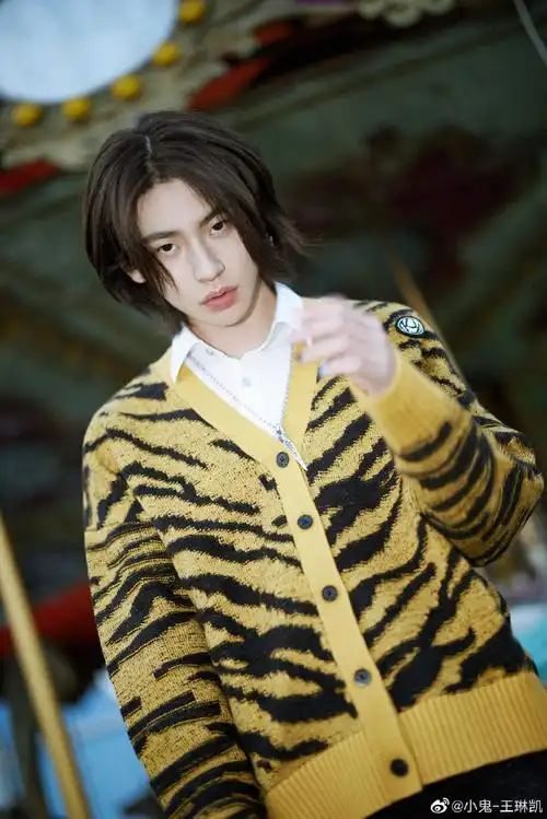 小鬼王琳凯旋转木马随拍#小鬼王琳凯随拍旋转木马为背景 黄色条纹