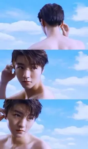 壁纸王俊凯游泳照