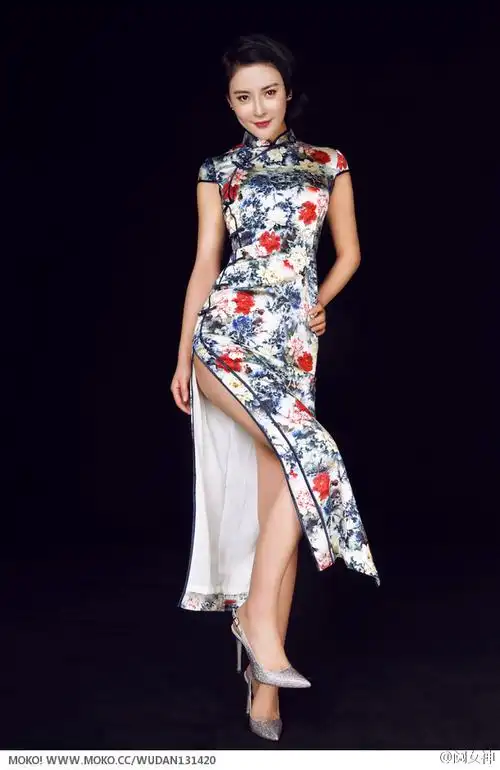 东方古典气质美女开叉旗袍装写真