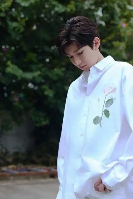王源 小王子既视感 真的很喜欢王源的这身白衬衫造型啊…|王源|小王子