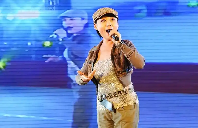 著名歌唱家胡晓晴:一场官司伤了她的心,67岁仍未婚,无儿无女