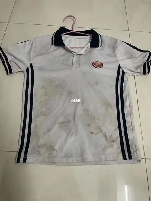 并洗干净了  大家说 有必要送回去么#白色衣服发黄去污渍  #校服清洗