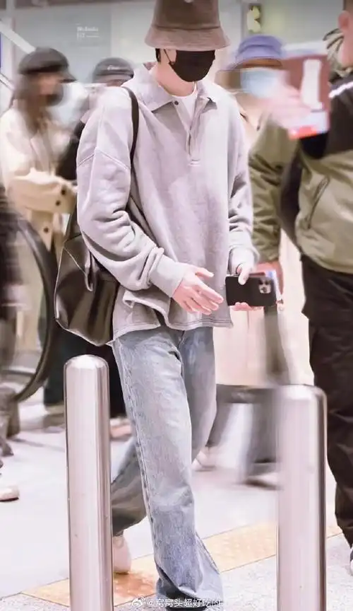 王一博 北京飞巴塞罗那机场路透!