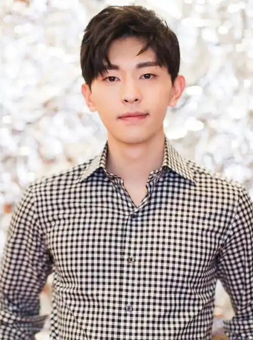 简介:邓伦绅士优雅帅气活动图片,分享一组邓伦图片给大家,图中的明星