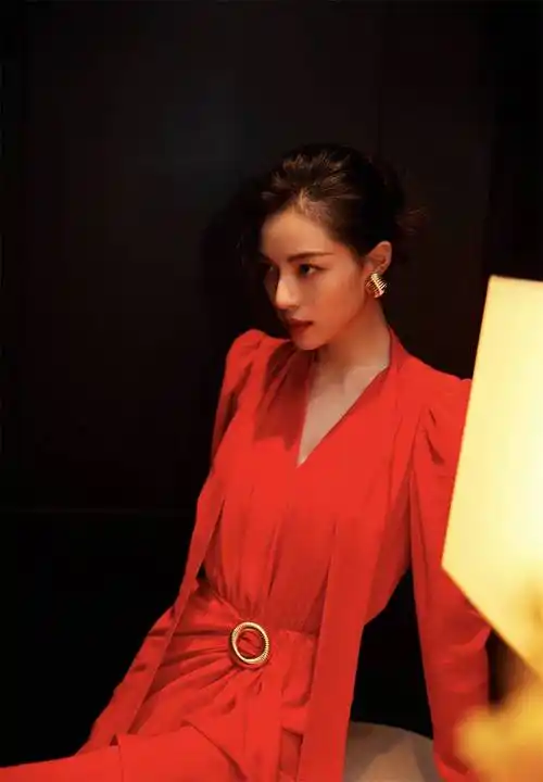 30岁的钟楚曦,港风妆容好像又回到电影《芳华》那个年代!