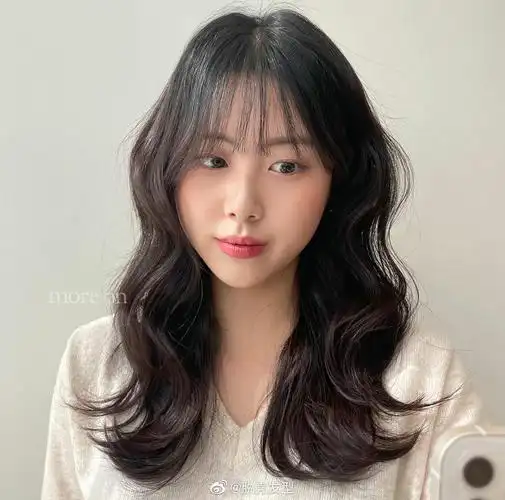 适合冬季的卷发发型,中发也可以烫出韩式蛋卷头发型_高清图集_新浪网