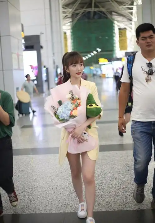 毛晓彤化精致妆容现身机场,也就上半身能看,个子太矮了!