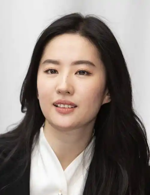 刘亦菲近照罕见曝光,被指胖成中年大妈,女星颜值比演技重要?