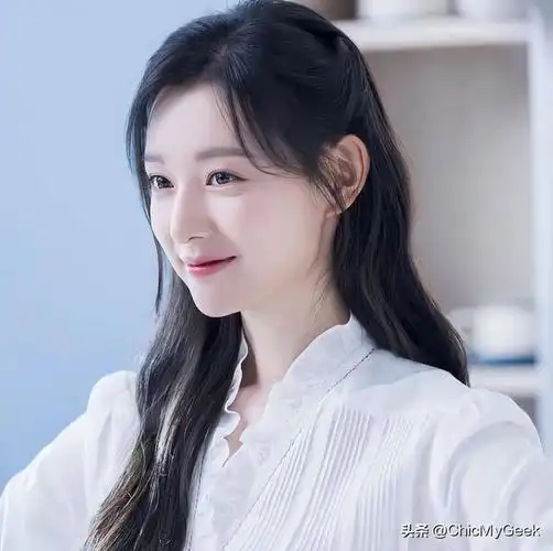 金智媛化身财阀千金洪海仁,有着百货公司女总裁身份,出身于豪门世家的