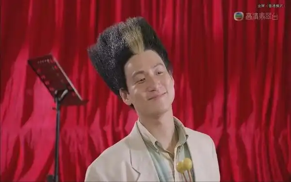 周星驰拍的哪一部电影有个人的发型是扫把型的