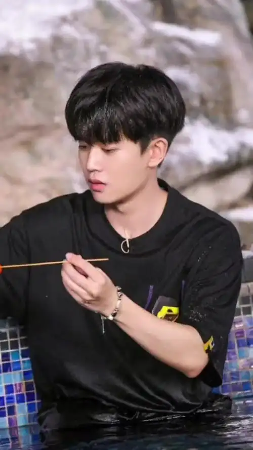 这任真的太可爱了下期把头发梳上去也太帅了吧任嘉伦abcdef